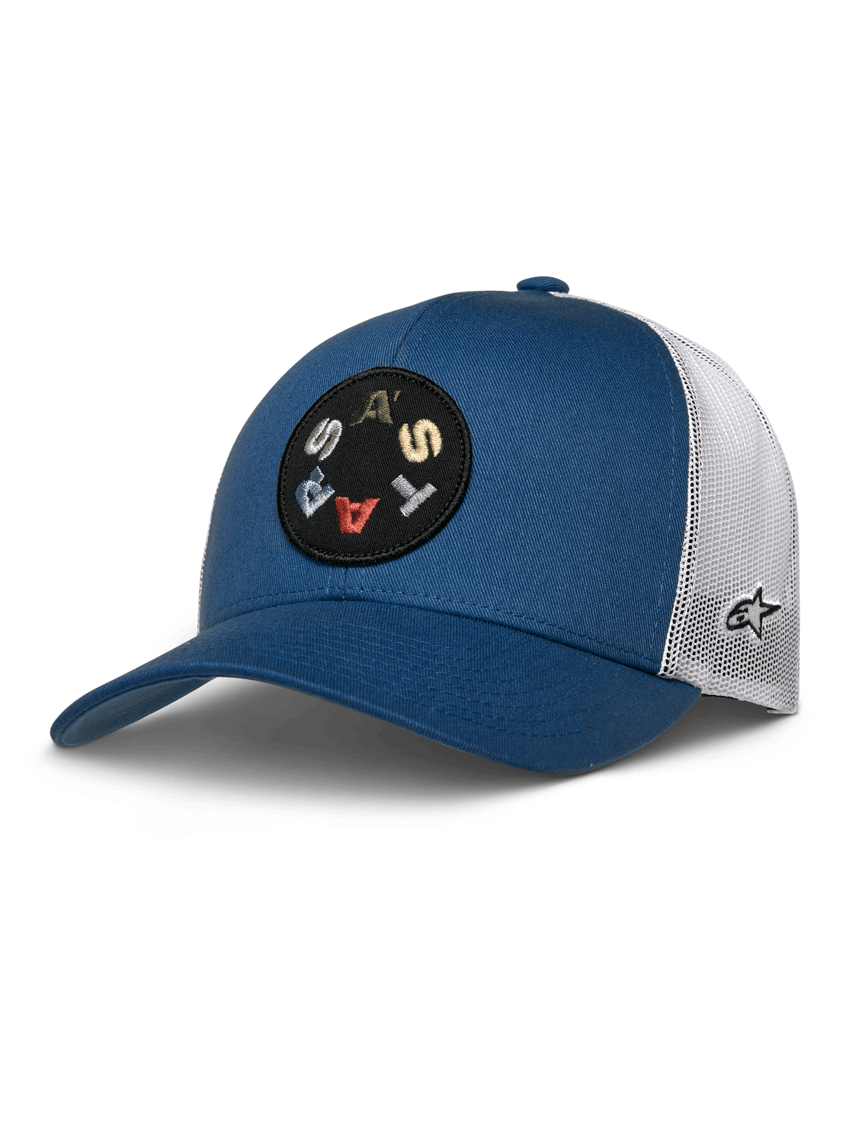 Czapka Alpinestars Gambit Trucker, niebieska z białą siatką z tyłu, okrągła czarna naszywka z kolorowym napisem „ASTARS”, zakrzywiony daszek, usztywniana korona, codzienne nakrycie głowy w stylu motorsport