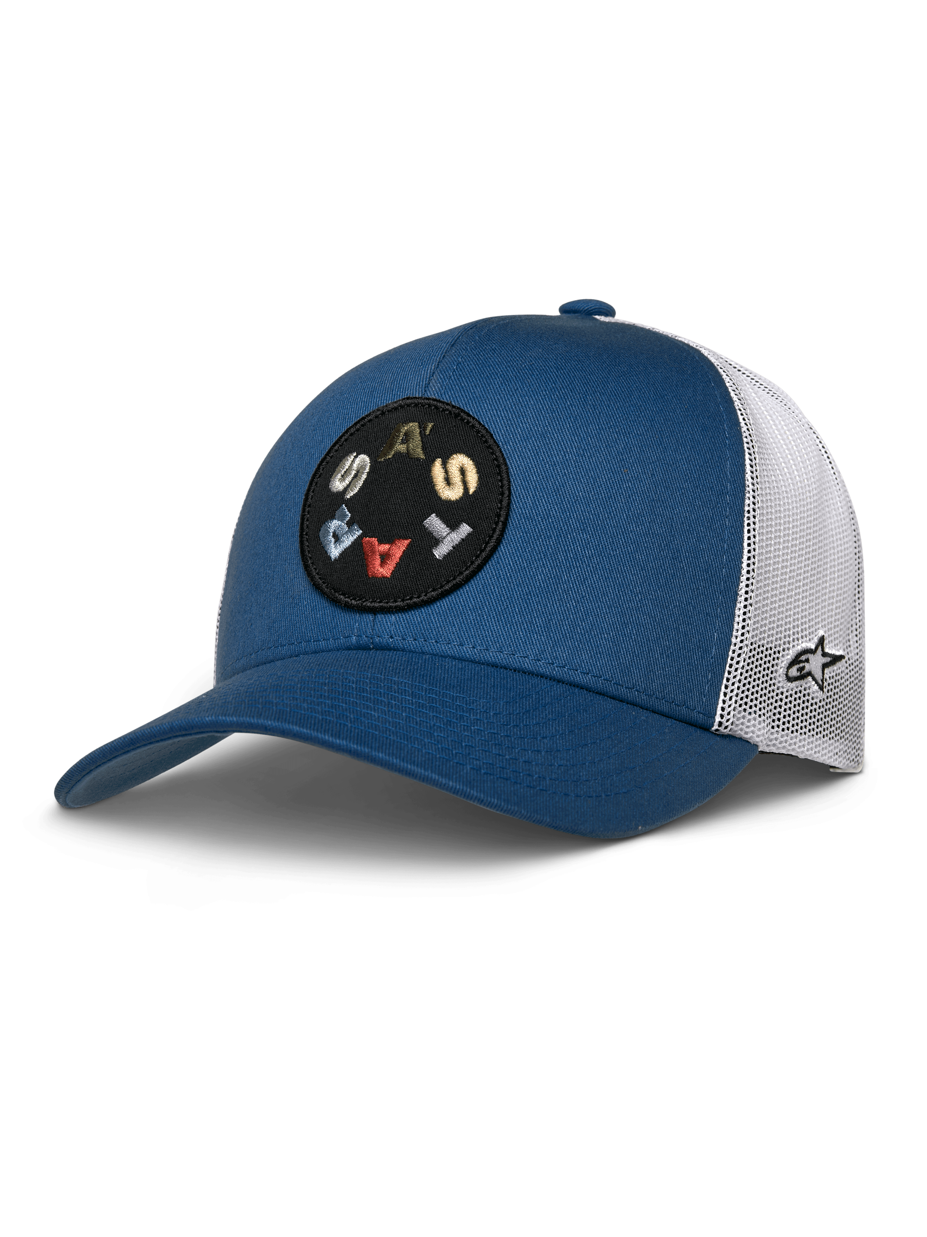 Czapka Alpinestars Gambit Trucker, niebieska z białą siatką z tyłu, okrągła czarna naszywka z kolorowym napisem „ASTARS”, zakrzywiony daszek, usztywniana korona, codzienne nakrycie głowy w stylu motorsport