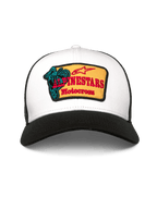 Alpinestars Hardware Trucker Hat, czapka typu trucker, biało-czarna, z żółtą haftowaną naszywką, czerwonym napisem Alpinestars Motocross i turkusową grafiką, zakrzywiony daszek i oddychająca siateczka z tyłu, codzienne nakrycie głowy inspirowane sportami motorowymi