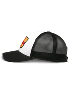 Alpinestars Hardware Trucker Hat, biało-czarna czapka z daszkiem typu trucker, widok z boku, biały przód z kepru z żółto-czerwoną haftowaną naszywką, czarny tył z siatki, czarny zakrzywiony daszek, casualowe nakrycie głowy w stylu motorsport
