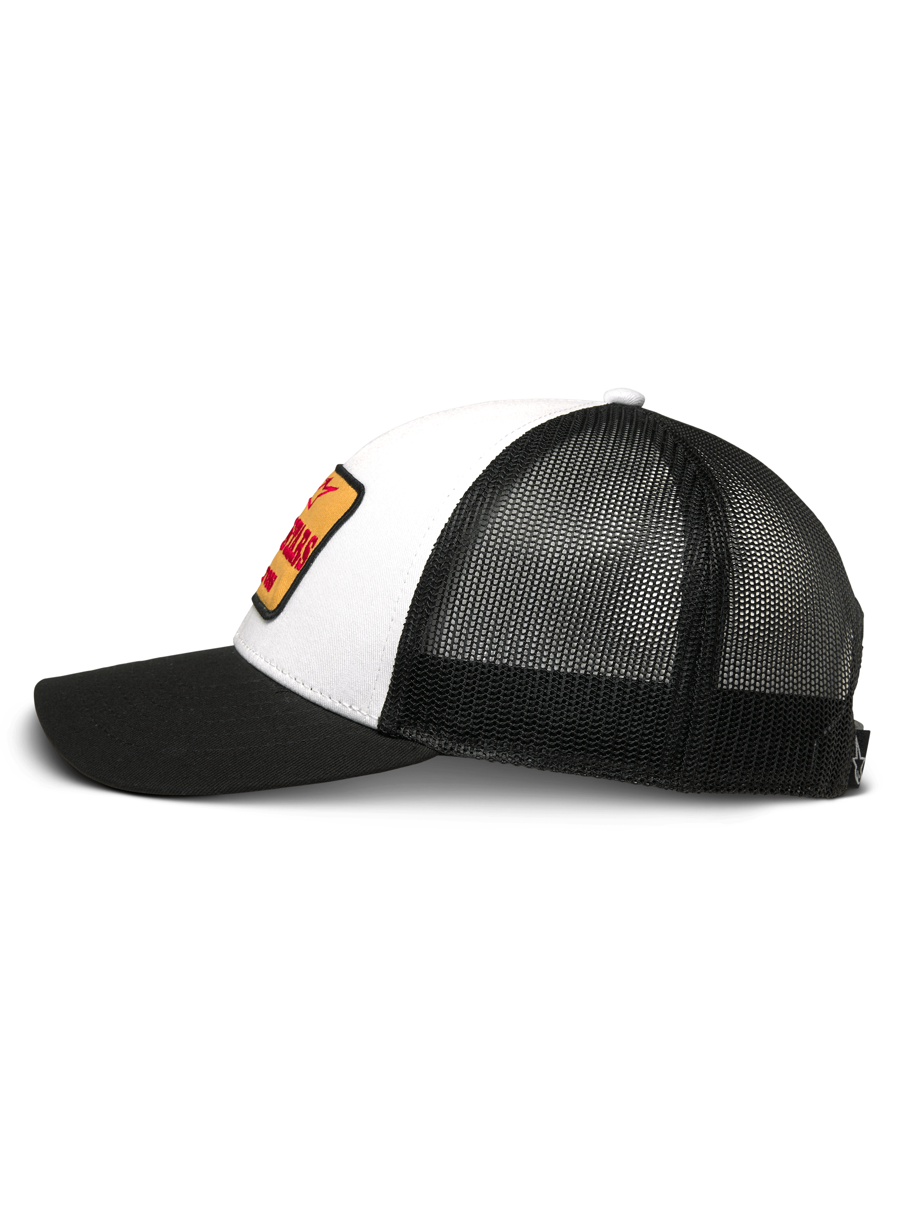 Alpinestars Hardware Trucker Hat, biało-czarna czapka z daszkiem typu trucker, widok z boku, biały przód z kepru z żółto-czerwoną haftowaną naszywką, czarny tył z siatki, czarny zakrzywiony daszek, casualowe nakrycie głowy w stylu motorsport