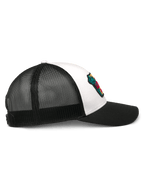 Alpinestars Hardware Trucker Hat, biało-czarna, widok z profilu, zakrzywiony czarny daszek, biały przedni panel z kepru z kolorową haftowaną naszywką, przewiewna czarna siatka z tyłu, codzienne nakrycie głowy w stylu motorsport