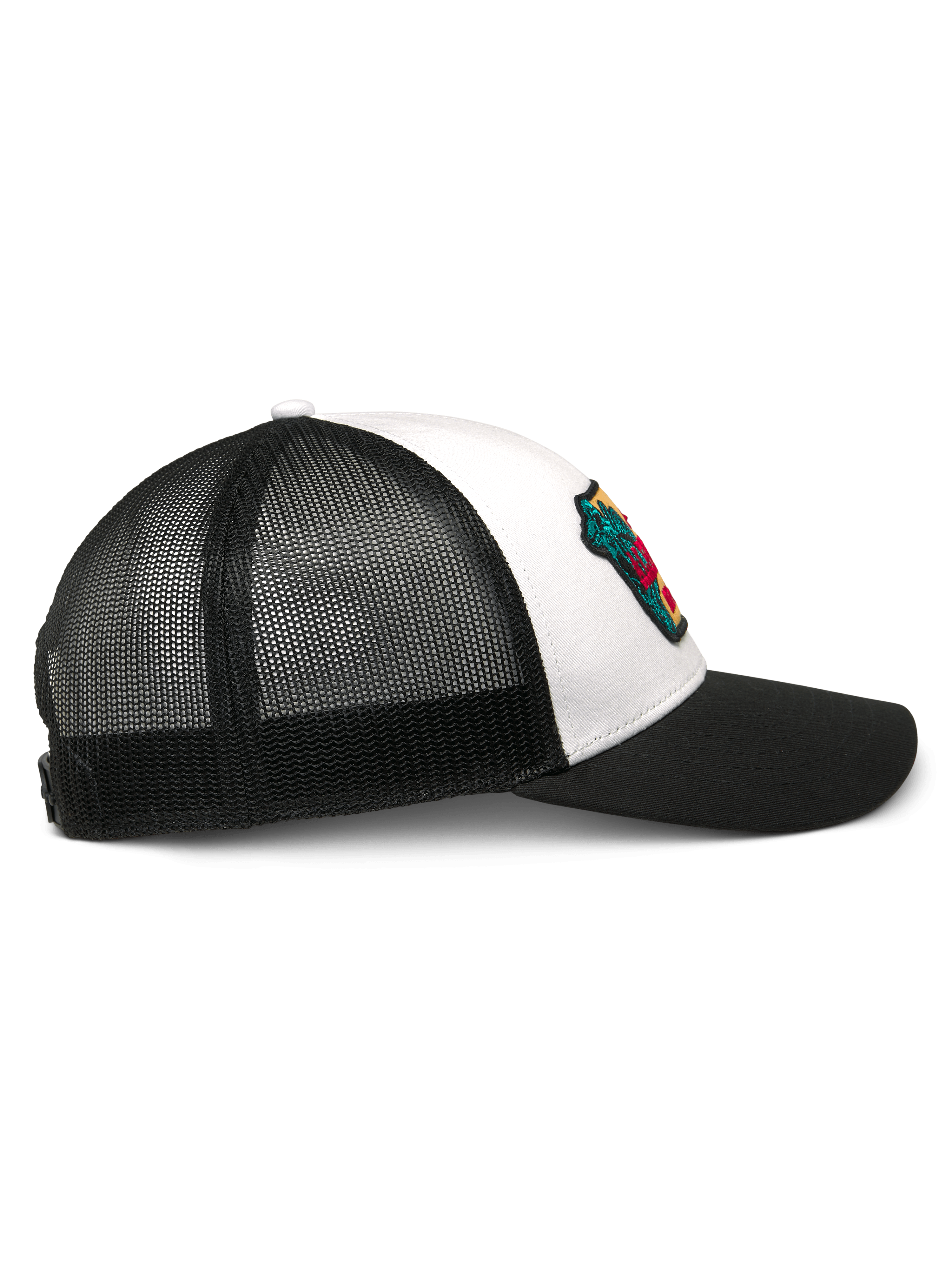 Alpinestars Hardware Trucker Hat, biało-czarna, widok z profilu, zakrzywiony czarny daszek, biały przedni panel z kepru z kolorową haftowaną naszywką, przewiewna czarna siatka z tyłu, codzienne nakrycie głowy w stylu motorsport