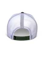 Alpinestars Hardware Trucker Hat w kolorze Military White, widok z tyłu z białymi panelami z siatki i oliwkowym zapięciem snapback, mała czarna metka z logo A-star, codzienne nakrycie głowy inspirowane motorsportem