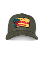Alpinestars Hardware Trucker Hat, oliwkowa i biała czapka z daszkiem typu trucker, usztywniona korona z zakrzywionym daszkiem, żółta haftowana naszywka z przodu z czerwonym logo Alpinestars Motocross i turkusową grafiką motocyklisty, casualowa odzież motorsportowa