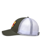 Alpinestars Hardware Trucker Hat, widok z boku, przód z twillu w kolorze militarnej zieleni i biała siatka z tyłu, żółta haftowana naszywka z czerwonym brandingiem, usztywniona korona z zakrzywionym daszkiem