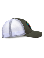 Alpinestars Hardware Trucker Hat, widok z profilu, wojskowa zieleń z białą siatką poliestrową, zakrzywiony daszek i strukturalna korona, haftowana naszywka, codzienne nakrycie głowy inspirowane sportami motorowymi