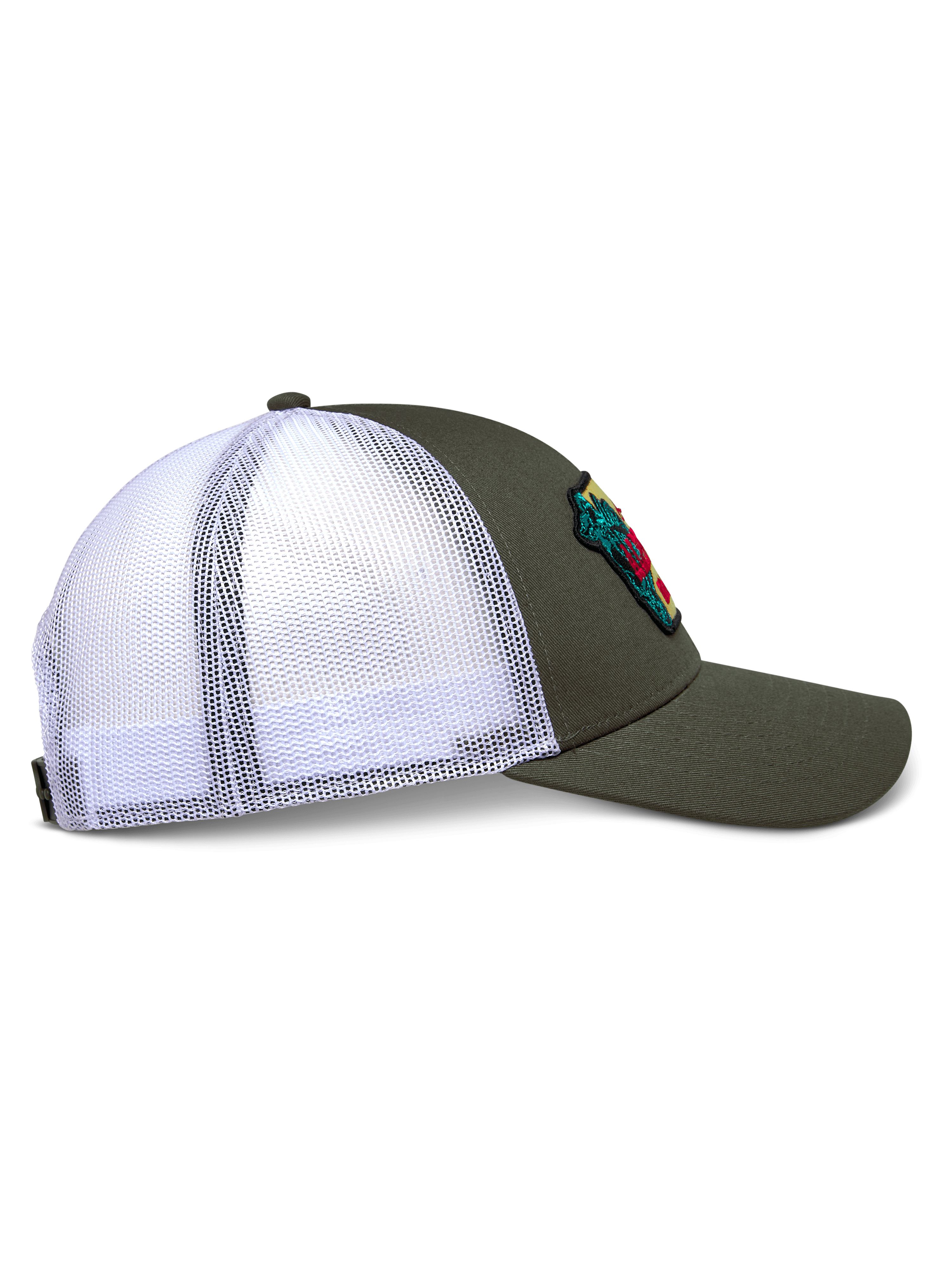 Alpinestars Hardware Trucker Hat, widok z profilu, wojskowa zieleń z białą siatką poliestrową, zakrzywiony daszek i strukturalna korona, haftowana naszywka, codzienne nakrycie głowy inspirowane sportami motorowymi