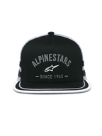 Alpinestars Backline Trucker Hat, czapka typu trucker, czarno-biała, grafika z logo z przodu z napisem „Alpinestars Since 1963”, płaski daszek z białym wykończeniem, usztywniona korona i tył z siateczki