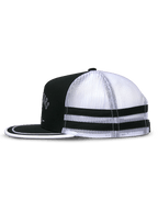 Czapka Alpinestars Backline Trucker Hat, czarno-biała, widok z boku prezentujący czarny przód z twillu i białą siatkę z tyłu, płaski daszek z białym wykończeniem typu soutache, podwójne czarne paski z aplikacji na boku, codzienna czapka inspirowana sportami motorowymi