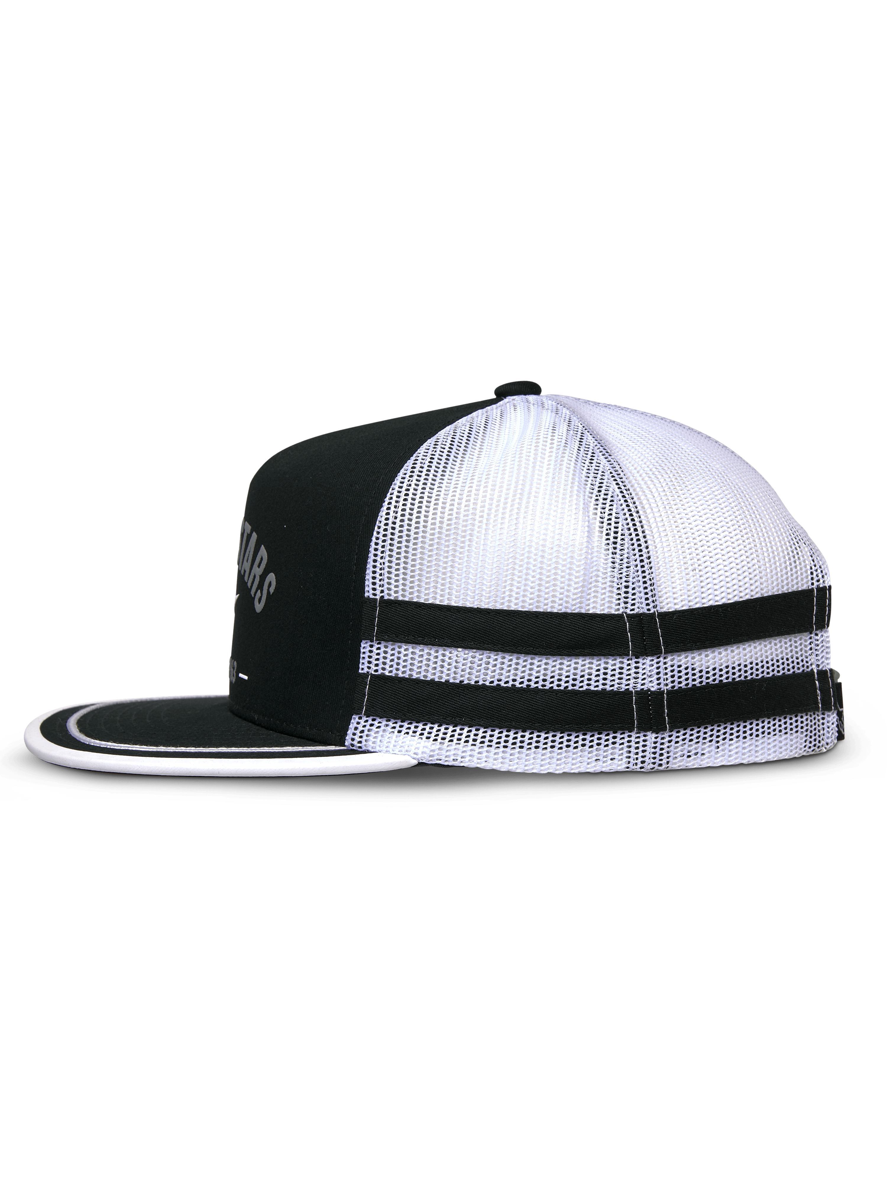 Czapka Alpinestars Backline Trucker Hat, czarno-biała, widok z boku prezentujący czarny przód z twillu i białą siatkę z tyłu, płaski daszek z białym wykończeniem typu soutache, podwójne czarne paski z aplikacji na boku, codzienna czapka inspirowana sportami motorowymi