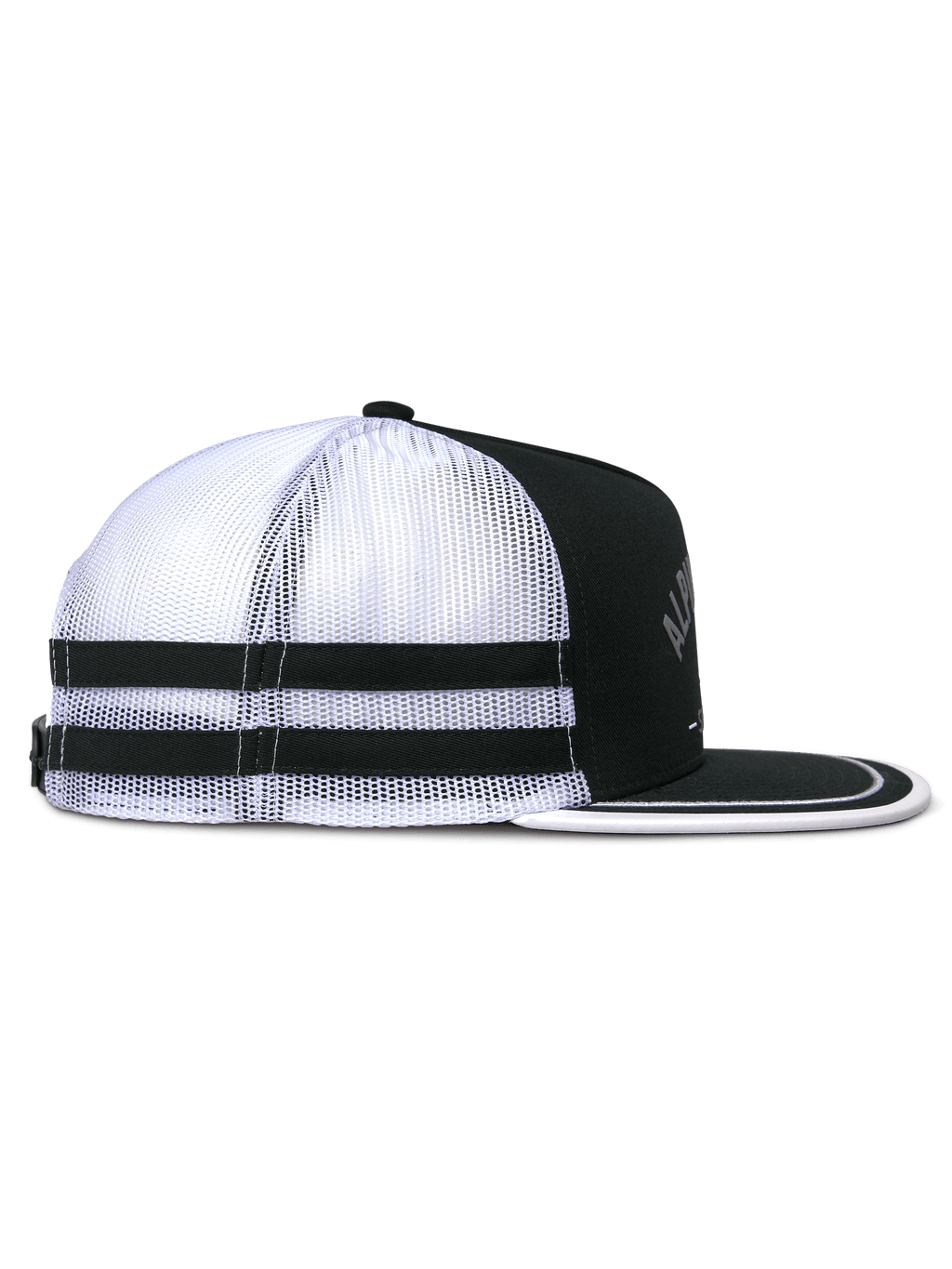 Alpinestars Backline Trucker Hat, widok z boku, czarno-biało-szara, biały siateczkowy tył z dwoma czarnymi poziomymi pasami, usztywniana czarna korona i płaski daszek z białym wykończeniem, codzienna czapka inspirowana motorsportem.