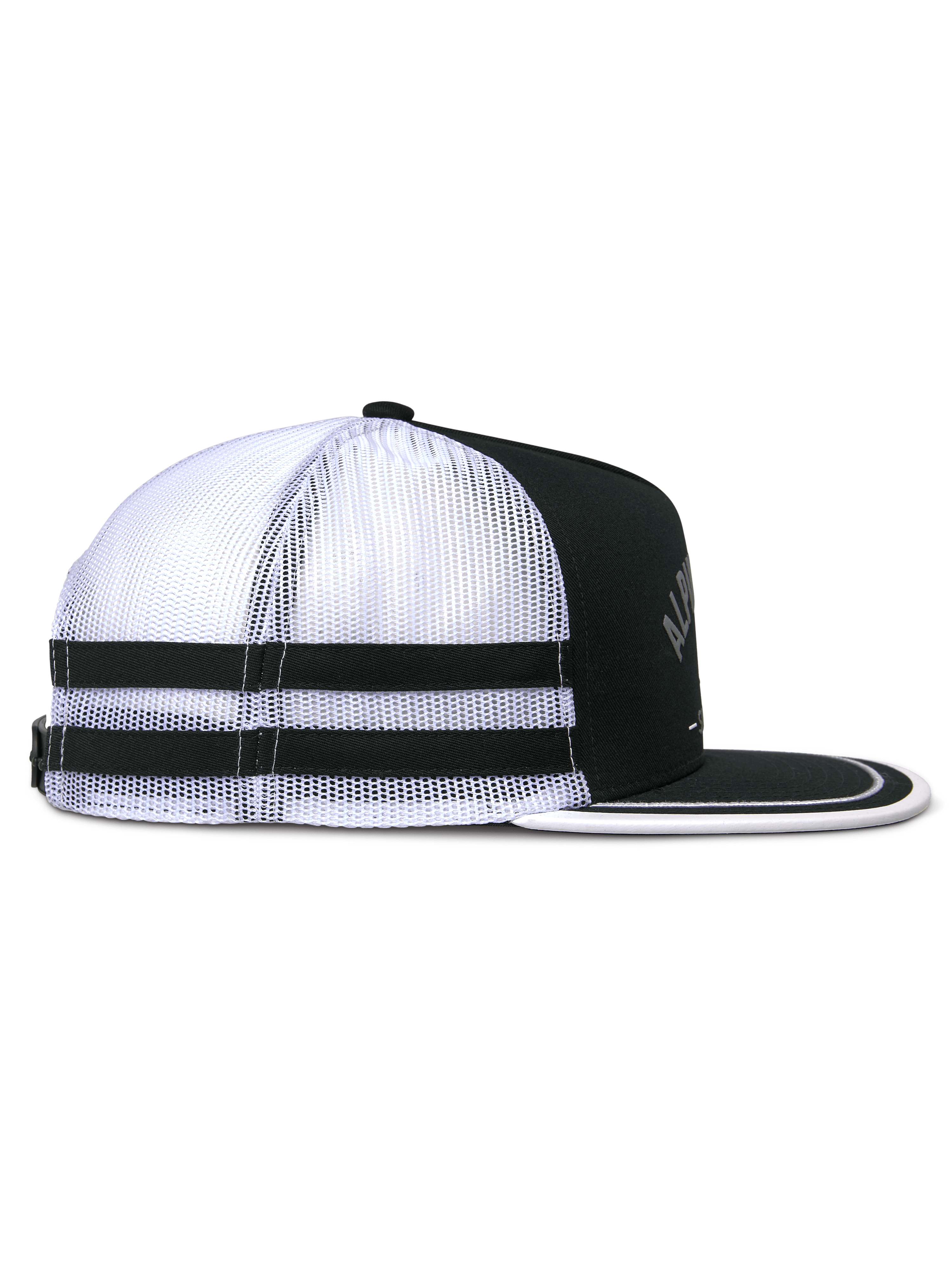 Alpinestars Backline Trucker Hat, widok z boku, czarno-biało-szara, biały siateczkowy tył z dwoma czarnymi poziomymi pasami, usztywniana czarna korona i płaski daszek z białym wykończeniem, codzienna czapka inspirowana motorsportem.