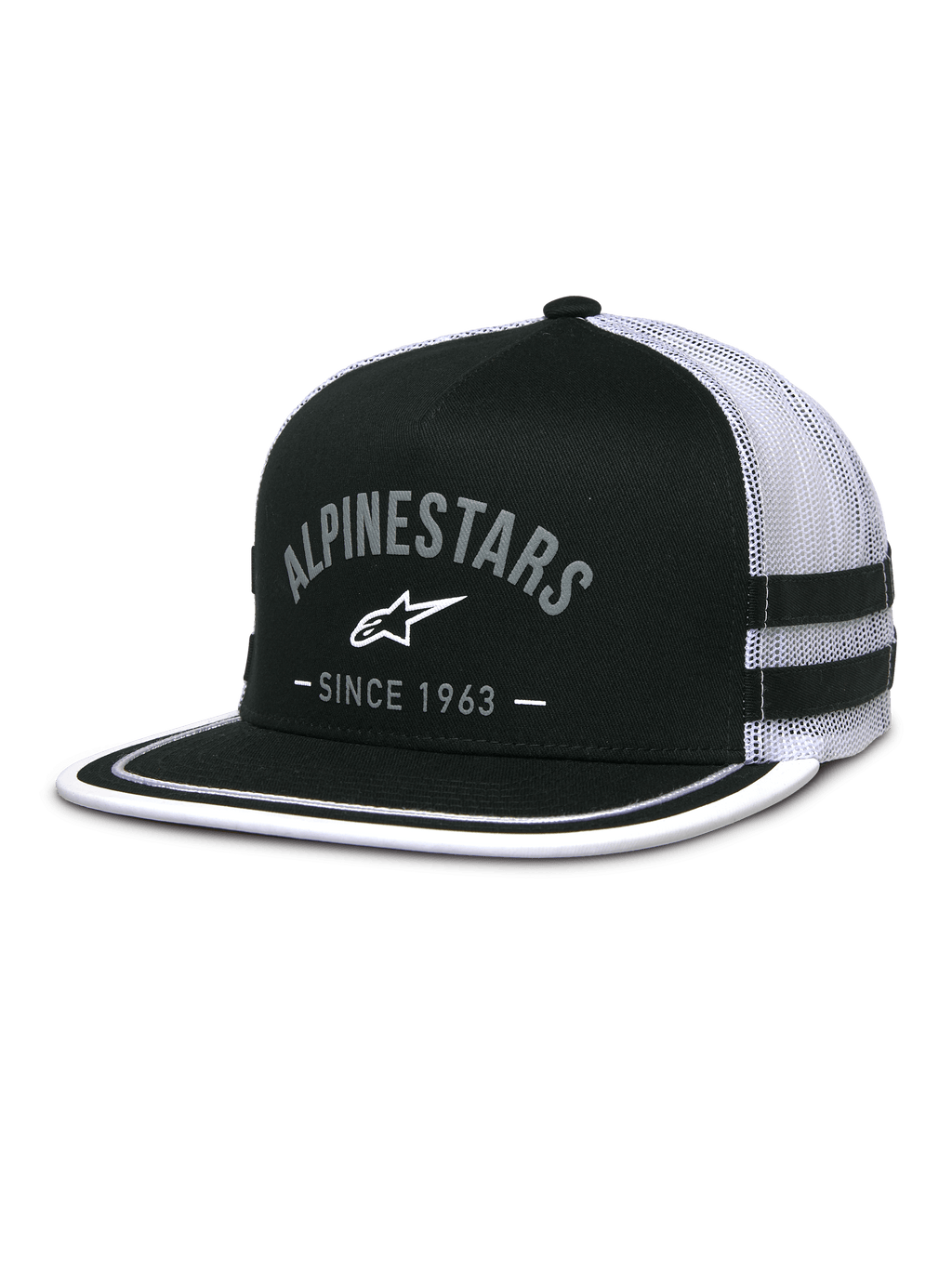 Alpinestars Backline Trucker Hat, czapka typu trucker z czarnym przodem z twillu i białą siatką, płaski daszek z białą lamówką na krawędzi, szare łukowate logo Alpinestars z napisem Since 1963, boczne paski, codzienna czapka snapback inspirowana motorsportem