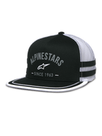 Alpinestars Backline Trucker Hat, czapka typu trucker z czarnym przodem z twillu i białą siatką, płaski daszek z białą lamówką na krawędzi, szare łukowate logo Alpinestars z napisem Since 1963, boczne paski, codzienna czapka snapback inspirowana motorsportem