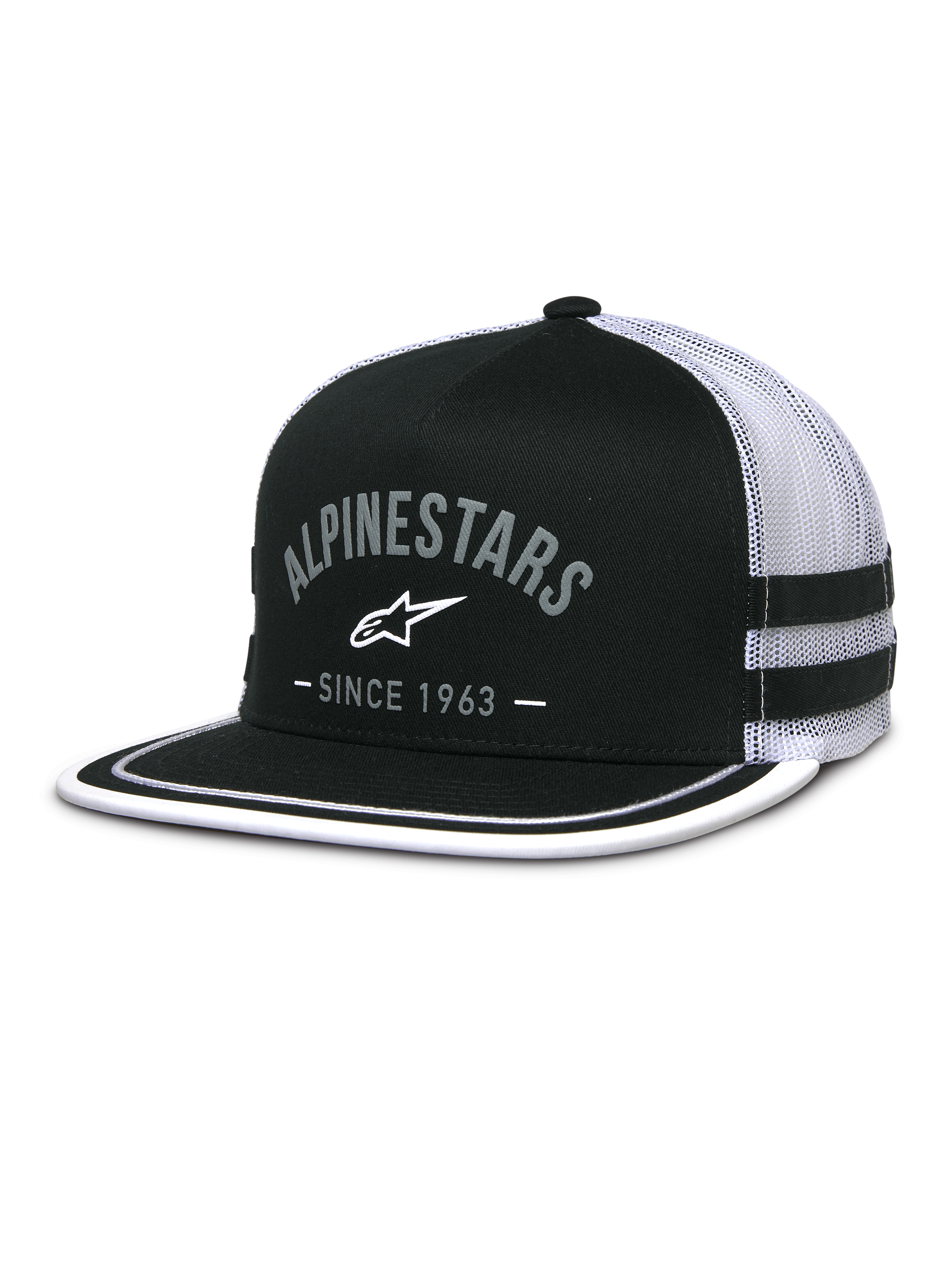 Alpinestars Backline Trucker Hat, czapka typu trucker z czarnym przodem z twillu i białą siatką, płaski daszek z białą lamówką na krawędzi, szare łukowate logo Alpinestars z napisem Since 1963, boczne paski, codzienna czapka snapback inspirowana motorsportem