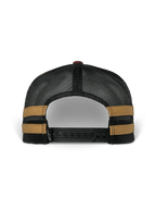 Alpinestars Backline Trucker Hat, widok z tyłu, czarna poliestrowa siatka z musztardowymi paskami po bokach, regulowane czarne zapięcie snapback, codzienne nakrycie głowy inspirowane sportami motorowymi