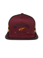 Czapka Alpinestars Backline Trucker, snapback z płaskim daszkiem, ceglastoczerwony przód z twillu i czarny tył z siatki, musztardowożółte logo i boczne paski, usztywniana korona z ozdobnym sznurkiem na daszku, codzienny styl motorsport streetwear