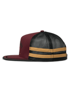 Alpinestars Backline Trucker Hat, widok z boku, kolorystyka Brick Black i Mustard, przód z bordowego twillu i tył z czarnej siatki, musztardowe poziome pasy na boku, płaski daszek z czarnym wykończeniem krawędzi, codzienna czapka typu snapback inspirowana motorsportem