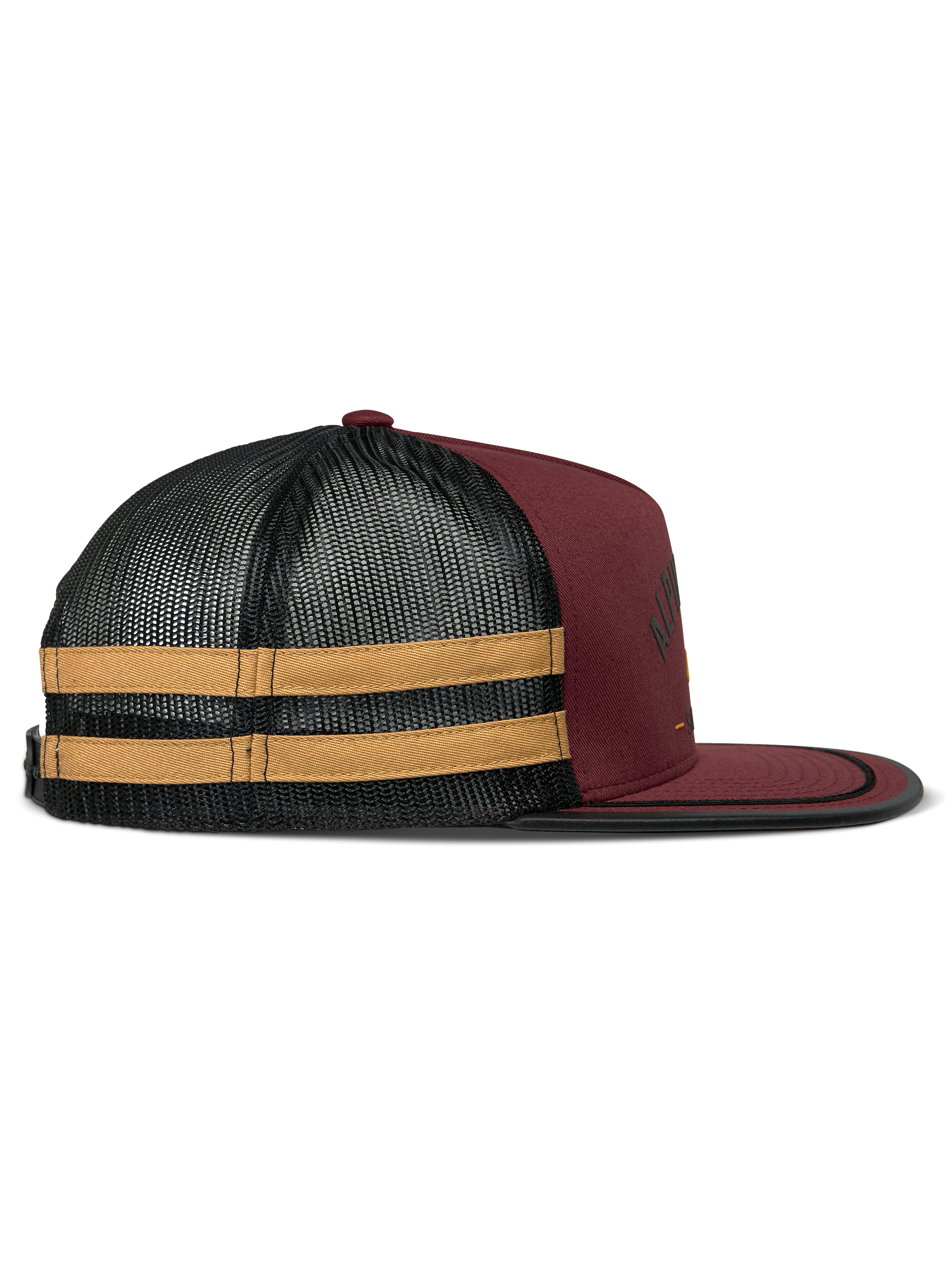 Alpinestars Backline Trucker Hat, kolor ceglasty, czarny i musztardowy, widok z profilu, ciemnoczerwony przód z twillu z tyłem z czarnej siateczki i żółtymi bocznymi paskami, płaski daszek z czarnym wykończeniem sutasz, codzienne nakrycie głowy inspirowane motorsportem