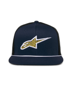 Alpinestars Orion Trucker Hat, granatowo-czarna czapka z daszkiem, przednie logo 3D Ageless z żółtym wzorem i białą obwódką, płaski daszek z białym ozdobnym sznurkiem, sztywna korona i czarna siatka z tyłu, codzienne nakrycie głowy w stylu motorsport