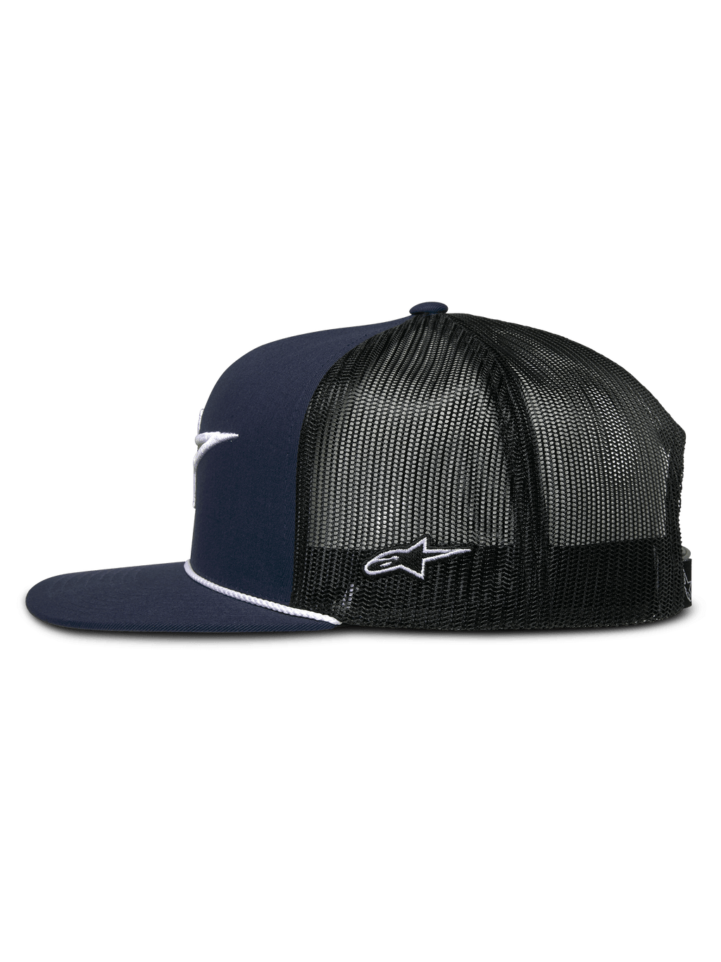 Alpinestars Orion Trucker Hat, granatowo-czarna czapka z daszkiem, widok z boku, sztywna korona z płaskim daszkiem i białym ozdobnym sznurkiem, przewiewna czarna siateczka z tyłu z białym haftowanym logo, codzienne nakrycie głowy inspirowane sportami motorowymi