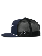 Alpinestars Orion Trucker Hat, granatowo-czarna czapka z daszkiem, widok z boku, sztywna korona z płaskim daszkiem i białym ozdobnym sznurkiem, przewiewna czarna siateczka z tyłu z białym haftowanym logo, codzienne nakrycie głowy inspirowane sportami motorowymi