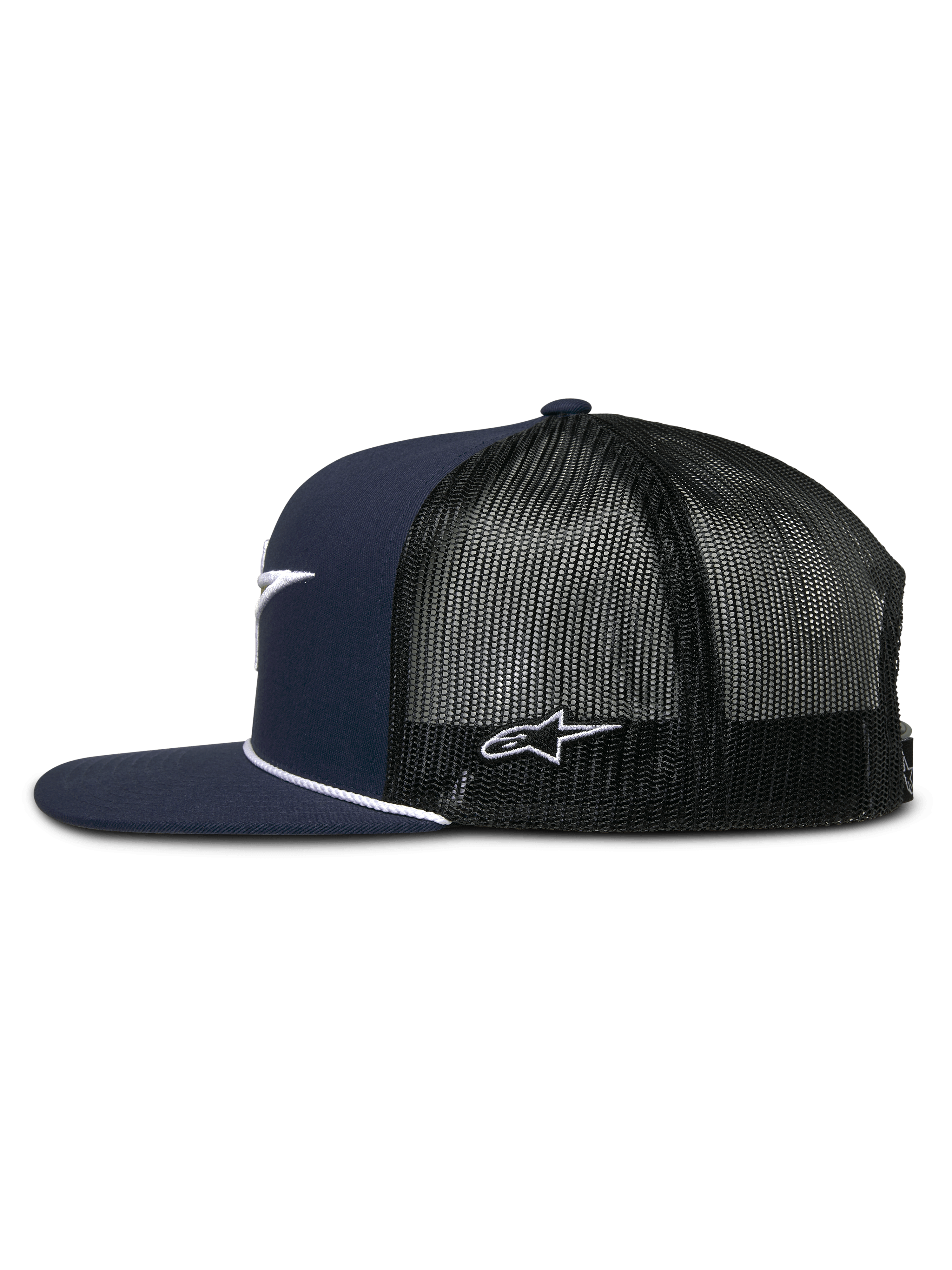 Alpinestars Orion Trucker Hat, granatowo-czarna czapka z daszkiem, widok z boku, sztywna korona z płaskim daszkiem i białym ozdobnym sznurkiem, przewiewna czarna siateczka z tyłu z białym haftowanym logo, codzienne nakrycie głowy inspirowane sportami motorowymi
