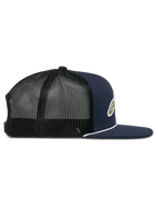 Alpinestars Orion Trucker Hat, widok z profilu, granatowy przód z kepru i czarny tył z siatki, płaski daszek z białym ozdobnym sznurkiem, sztywna korona, codzienna czapka w stylu motorsportowym