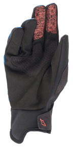Alpinestars Denali 2 Gloves, rękawice MTB, kolor niebieski, czarny i koralowy fluo, widok od strony dłoni przedstawiający czarną syntetyczną skórę Clarino z perforowanymi detalami, koralowe wzory topograficzne na końcówkach palca wskazującego i środkowego oraz małe koralowe logo na mankiecie