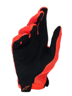 Rękawice Alpinestars A-Aria, pomarańczowe Spicy Orange i czarne, widok od strony dłoni ukazujący syntetyczny zamsz z czarną łatą, pomarańczowe logo Alpinestars na nadgarstku, lekka i wentylowana konstrukcja do MTB i jazdy terenowej