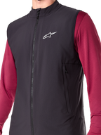 Alpinestars A-Dura Thermal Vest, czarna męska ocieplana kamizelka rowerowa, lekki bezrękawnik MTB z izolacją PrimaLoft ACTIVE, pełny zamek z przodu, dwie kieszenie na zamek, białe logo na piersi, sportowy design do jazdy w zimne dni