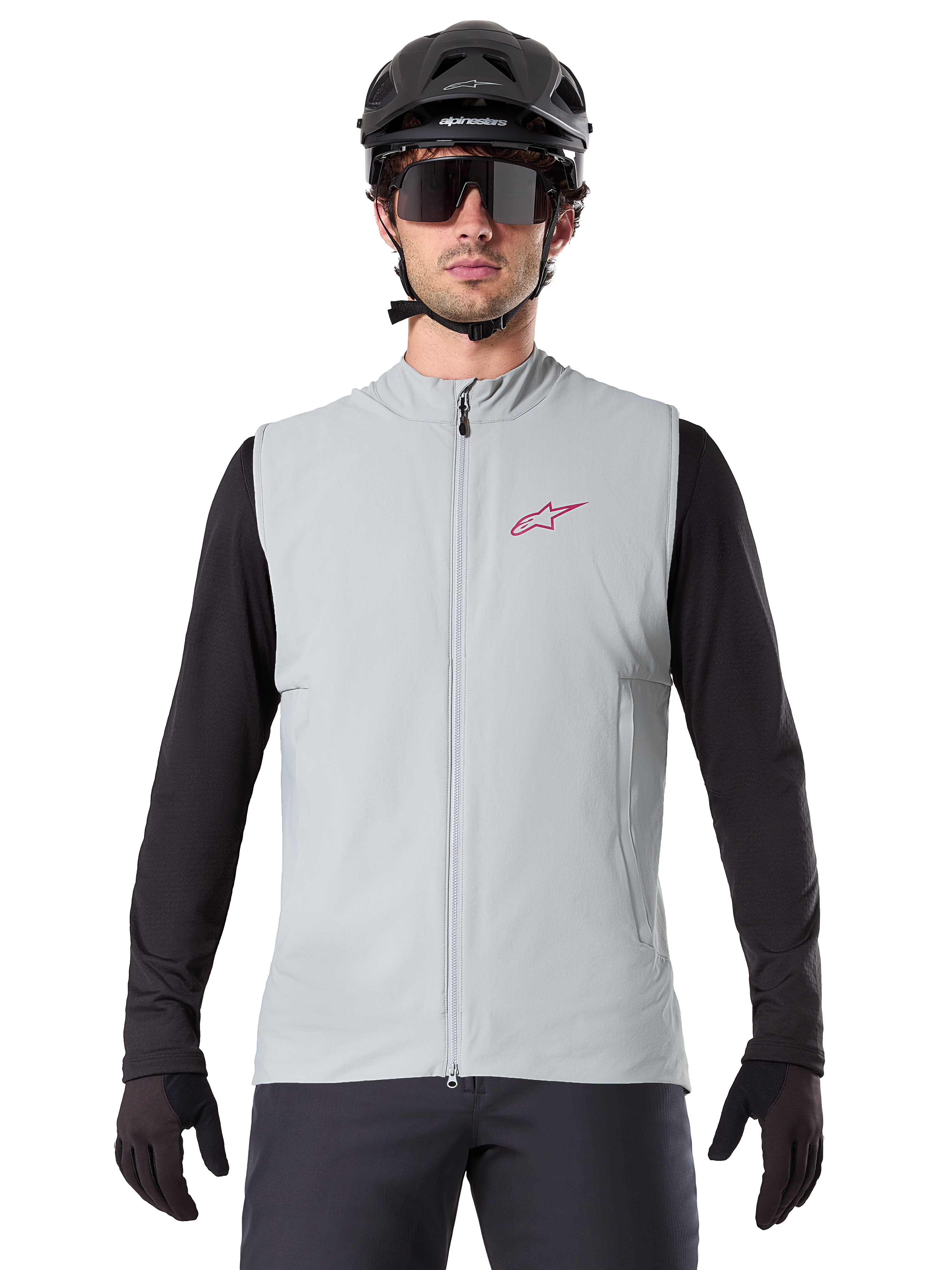 Alpinestars A-Dura Thermal Vest, kamizelka rowerowa, szary Titanium, noszona z czarną koszulką z długim rękawem i czarnym kaskiem rowerowym, czerwone logo gwiazdy Alpinestars na piersi, lekka i ocieplana konstrukcja do kolarstwa górskiego