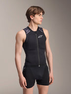 Alpinestars A-Motion Plasma Protection Vest, kamizelka ochronna MTB, Black Camo, siateczkowa konstrukcja bez rękawów z centralnym zamkiem i wyściółką klatki piersiowej, szare akcenty kamuflażowe na ramionach, prezentowana przez modela w studiu.