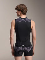 Alpinestars A-Motion Plasma Protection Vest, Black Camo, widok od tyłu na modelu, oddychająca konstrukcja z siatki ze zintegrowanym ochraniaczem pleców Nucleon Plasma, szare akcenty kamuflażowe na ramionach i w pasie, logo Alpinestars