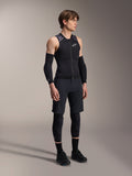 Alpinestars A-Motion Plasma Protection Vest, kamizelka ochronna MTB bez rękawów w kolorze czarnym i camo, widok całej sylwetki modelu w kamizelce, rękawkach i ochraniaczach kolan, zamek z przodu z białym logo Alpinestars, profesjonalny sprzęt do kolarstwa górskiego