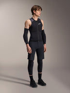 Alpinestars A-Motion Plasma Protection Vest, kamizelka ochronna MTB bez rękawów w kolorze czarnym i camo, widok całej sylwetki modelu w kamizelce, rękawkach i ochraniaczach kolan, zamek z przodu z białym logo Alpinestars, profesjonalny sprzęt do kolarstwa górskiego