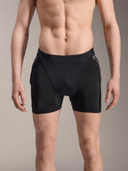 Bokserki ochronne Alpinestars A-Motion Plasma, szorty ochronne MTB, czarne z akcentami Black Camo, widok z przodu na modelu, oddychająca elastyczna siateczka i zintegrowana ochrona bioder zapewniająca wydajność podczas jazdy na rowerze