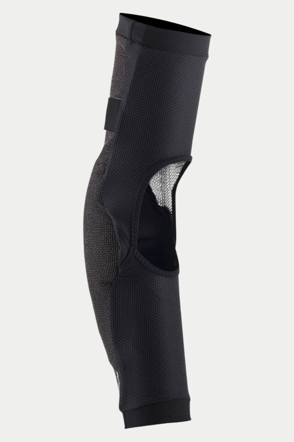 Ochraniacz łokcia Alpinestars Paragon Pro, czarny, widok z boku ukazujący konstrukcję z oddychającej elastycznej siateczki oraz duże okno wentylacyjne z tyłu, ergonomiczna wsuwana konstrukcja z elastycznymi mankietami zapewniająca ochronę podczas jazdy MTB.