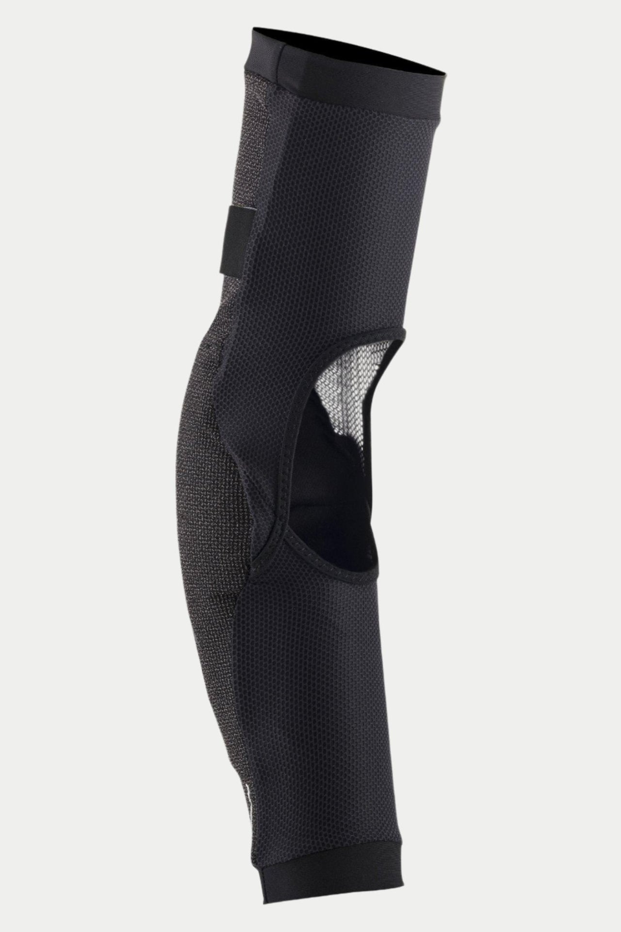 Ochraniacz łokcia Alpinestars Paragon Pro, czarny, widok z boku ukazujący konstrukcję z oddychającej elastycznej siateczki oraz duże okno wentylacyjne z tyłu, ergonomiczna wsuwana konstrukcja z elastycznymi mankietami zapewniająca ochronę podczas jazdy MTB.