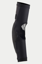 Ochraniacz łokcia Alpinestars Paragon Pro, czarny, widok z boku ukazujący konstrukcję z oddychającej elastycznej siateczki oraz duże okno wentylacyjne z tyłu, ergonomiczna wsuwana konstrukcja z elastycznymi mankietami zapewniająca ochronę podczas jazdy MTB.