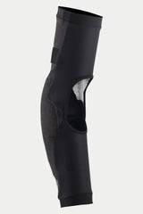 Ochraniacz łokcia Alpinestars Paragon Pro, czarny, widok z boku ukazujący konstrukcję z oddychającej elastycznej siateczki oraz duże okno wentylacyjne z tyłu, ergonomiczna wsuwana konstrukcja z elastycznymi mankietami zapewniająca ochronę podczas jazdy MTB.
