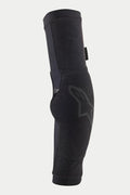 Alpinestars Paragon Pro Elbow Protectors, czarne, wsuwane ochraniacze łokci do kolarstwa górskiego, oddychająca konstrukcja z siatki, ergonomiczny, wstępnie ukształtowany design, subtelne logo Alpinestars z boku