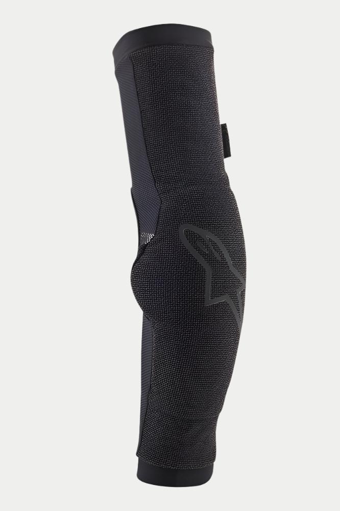 Alpinestars Paragon Pro Elbow Protectors, czarne, wsuwane ochraniacze łokci do kolarstwa górskiego, oddychająca konstrukcja z siatki, ergonomiczny, wstępnie ukształtowany design, subtelne logo Alpinestars z boku
