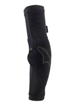 Alpinestars Paragon Pro Elbow Protector, czarny ochraniacz łokcia MTB, lekka wsuwana konstrukcja z oddychającej siateczki, ergonomiczny profilowany design i czarne logo Alpinestars