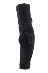 Alpinestars Paragon Pro Elbow Protector, czarny ochraniacz łokcia MTB, lekka wsuwana konstrukcja z oddychającej siateczki, ergonomiczny profilowany design i czarne logo Alpinestars