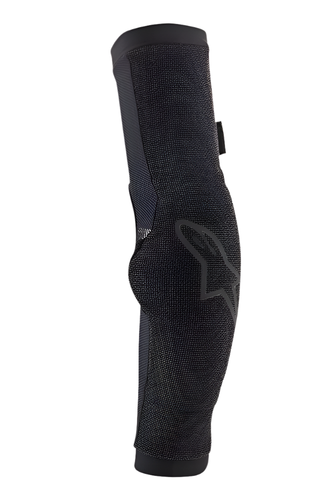 Alpinestars Paragon Pro Elbow Protector, czarny ochraniacz łokcia MTB, lekka wsuwana konstrukcja z oddychającej siateczki, ergonomiczny profilowany design i czarne logo Alpinestars