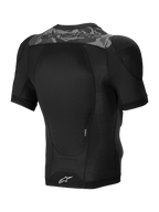 Alpinestars A-Motion Plasma Protection Jacket Short Sleeve, kurtka ochronna MTB w kolorze czarnym kamuflaż, widok z tyłu pokazujący certyfikowany ochraniacz pleców CE Nucleon PLASMA oraz konstrukcję z elastycznej siatki