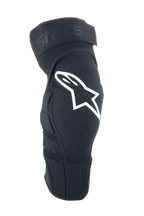 Alpinestars A-Impact Plasma Elite, ochraniacze na kolana MTB, czarne z białym logo Astar, ergonomiczna wstępnie zakrzywiona konstrukcja z wentylacyjną siatką, regulowane podwójne zapięcie na paski