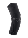 Ochraniacze na kolana Alpinestars Paragon Plus, ochrona kolan MTB, czarne, ergonomiczna zakrzywiona konstrukcja z oddychającej, elastycznej siateczki, wsuwane, subtelne szare logo Astar z przodu